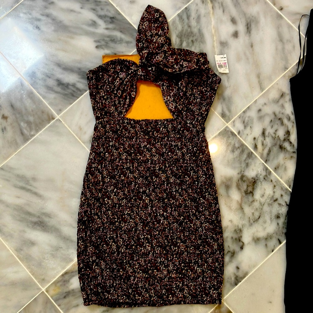 ADORABLE floral tube dress mini with cut out